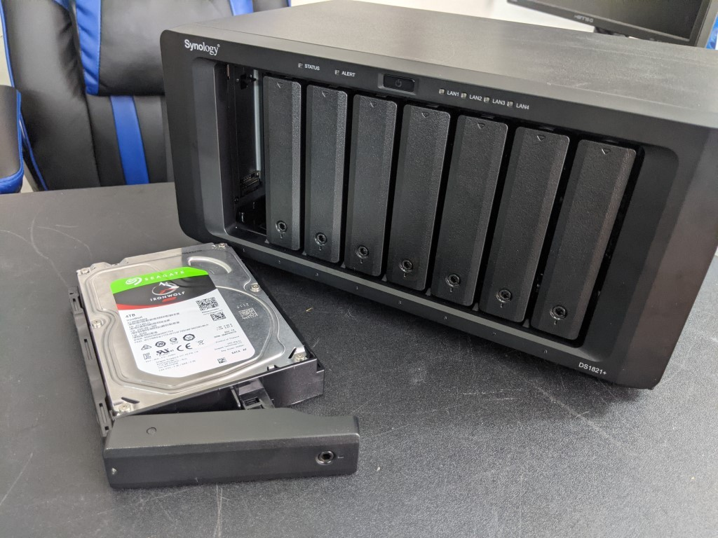 So sánh Synology DS1825+ vs DS1821+